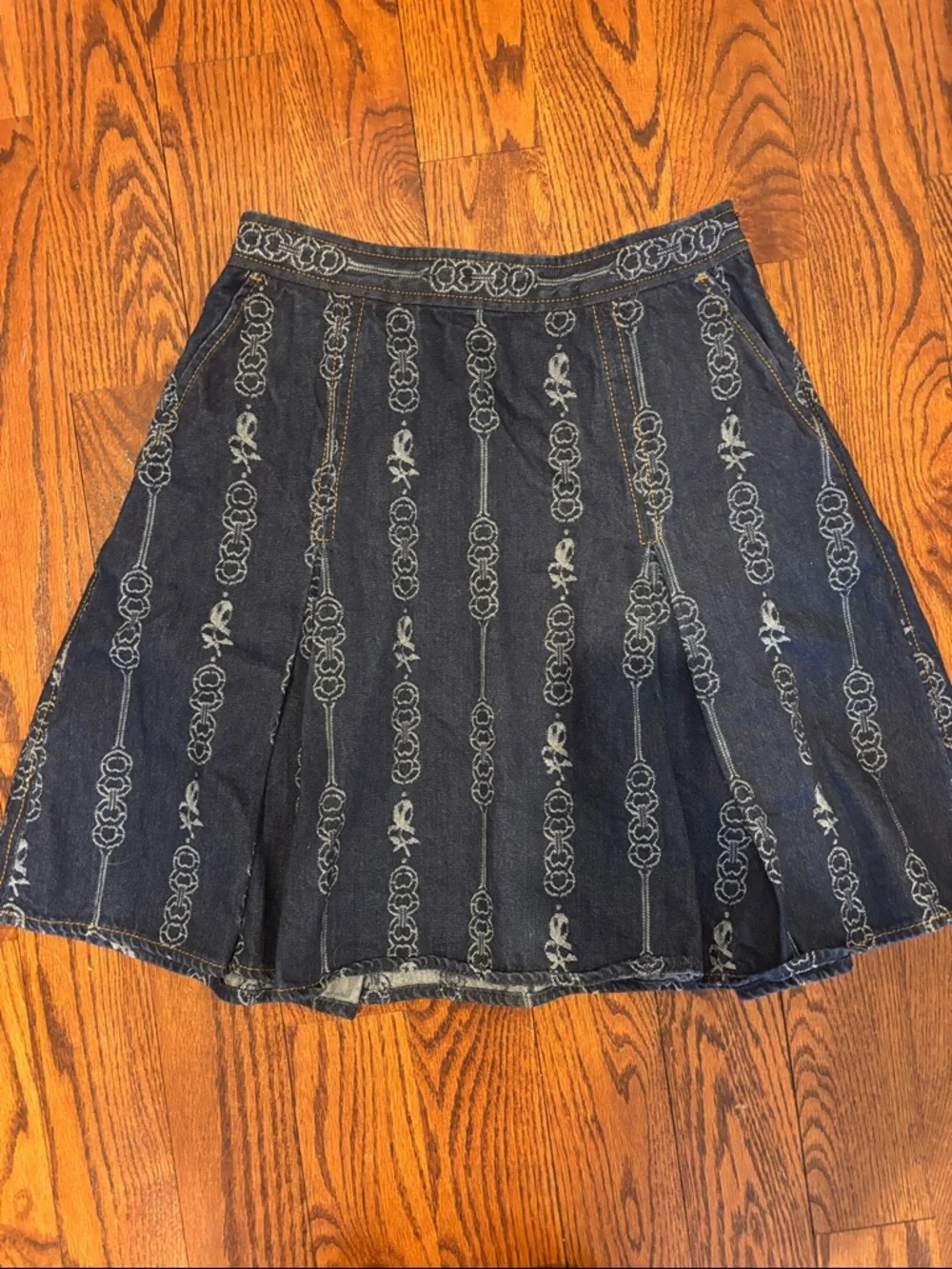 Tory Burch Dark Blue Denim Pleated Skirt with All-Over Chain Motif jacquard - Picture 2 of 5